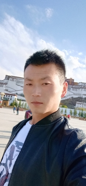 阳光下的小草的第一张照片--宿迁相亲服务中心