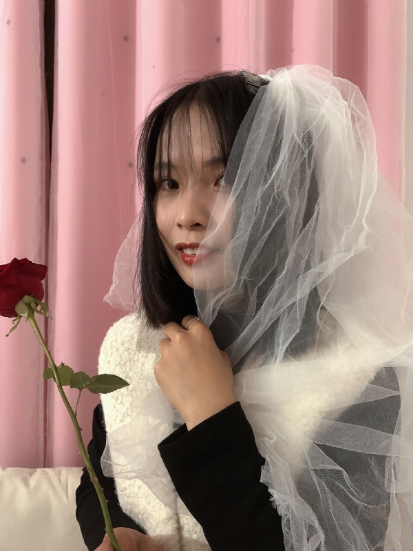 持紫菜包饭的女孩的第一张照片--宿迁相亲服务中心